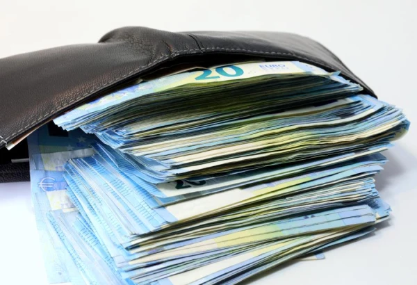 Solīja ierobežot algu pieaugumu sabiedriskajā sektorā — saņēma plus 8%