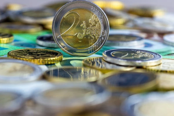 Saeimā vērtēs rosinājumu piecus gadus valsts finansējuma partijām aprēķinā ņemt vērā mazāku minimālo algu