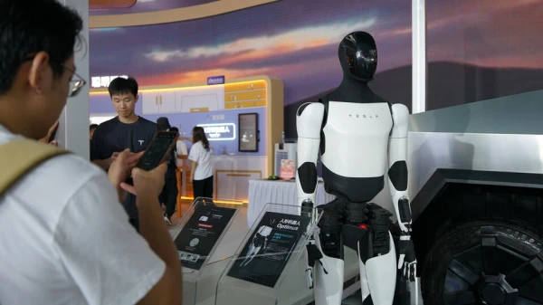 Tesla robotiem trūkst roku