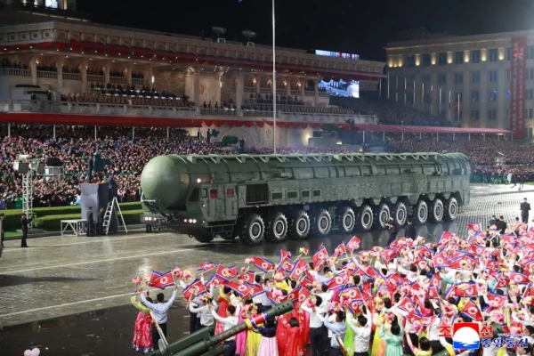 Ziemeļkoreja militārajā parādē demonstrē jaunu tāla darbības rādiusa raķeti