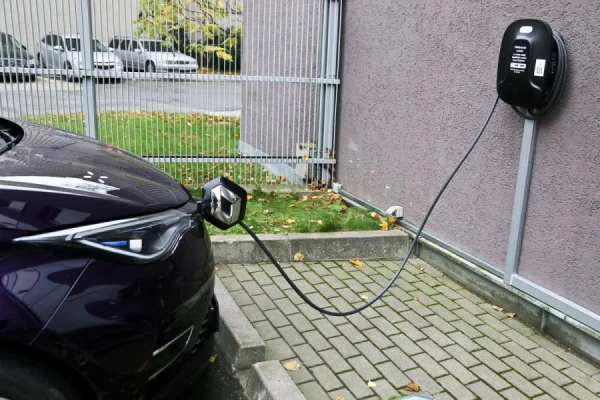 Latvijā elektroauto skaits aug lavīniski. Rīgu panāk Jūrmala un Mārupes