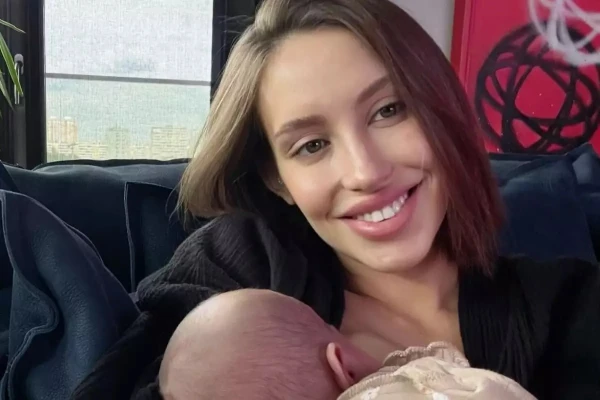 Валентина со своей дочуркой.