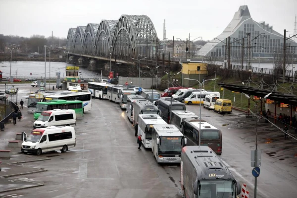 Izlaidīs uz nomales: piepilsētas autobusi tiks izņemti no Rīgas centra