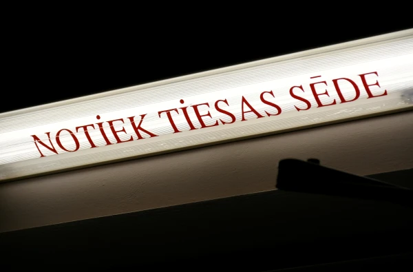 Šaurās telpas dēļ nomaina tiesnesi