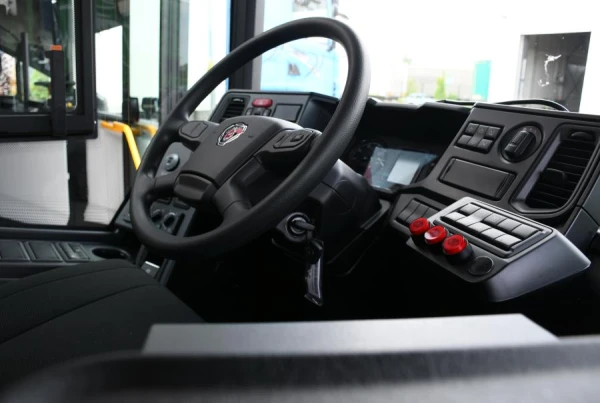 Skatās caur pirkstiem: kāpēc autobusi joprojām kursē uz agresorvalstīm?