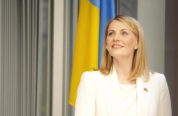 Skaista blondīne iznāk no partijas «Progresīvie»