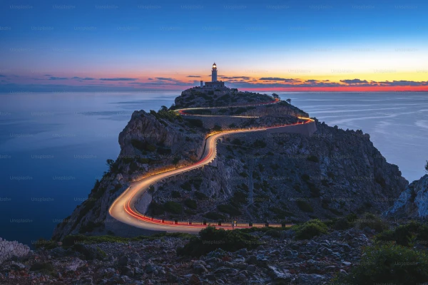 Vīrietis metās ūdenī, lai glābtu noslīkstošo sievu Eiropas kūrortā, un neizdzīvoja