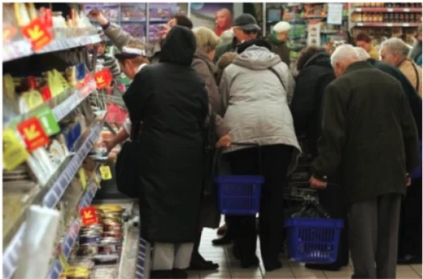 «Aiztika ar rokām visas bulciņas»: sociālajos tīklos šoks par pensionāres uzvedību Maxima