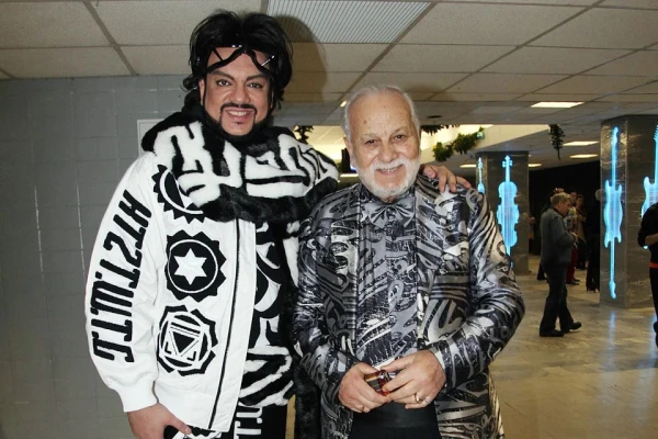 Артистистический отец и сын.