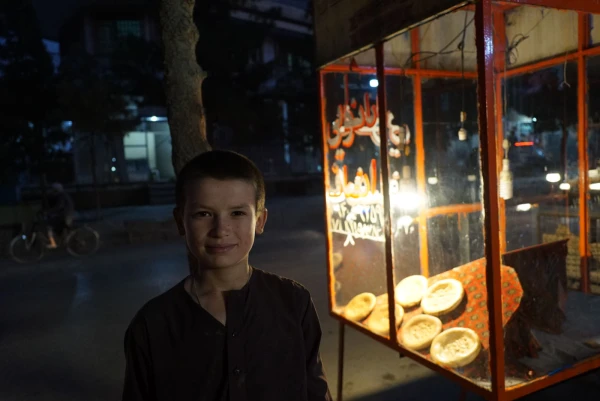 Судя по маленькому продавцу лепешек, он живет в гармонии с собой.