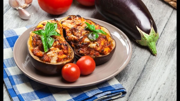 Cepti baklažāni ar gaļas pildījumu un sieru: vienkārši un garšīgi