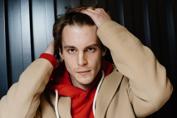 «Aizvēra mājas uz pusgadu»: Ivans Jankovskis atcerējās grūto bērnību zvaigžņu ģimenē