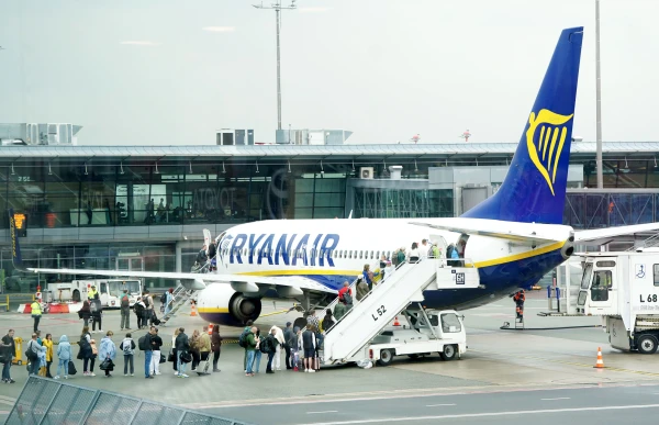 Izrāde «Ryanair» stilā: kā aviokompānija pārvērš lidojumu atcelšanu par politisku šovu