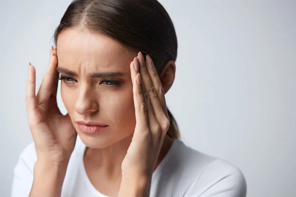 Kad sāpes tempļos — ne tikai galvassāpes: simptomi, kurus nedrīkst ignorēt