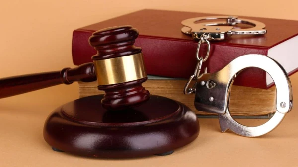 Tiesa noraida sūdzību par iekšlietu ministra lēmumu aizliegt izceļot no Latvijas