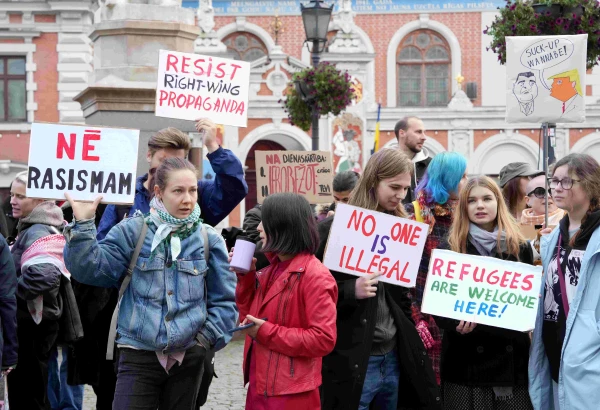 «Nē nacismam!»: desmitiem cilvēku protestēja pie Rīgas domes