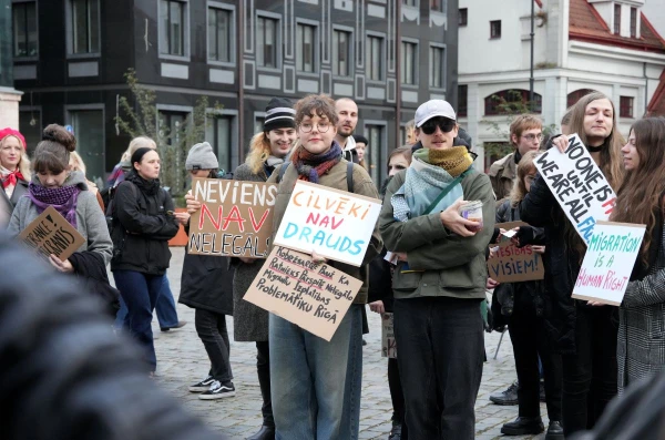 Aptuveni 60 cilvēku Rīgā protestēja pret migrācijas ierobežojumiem