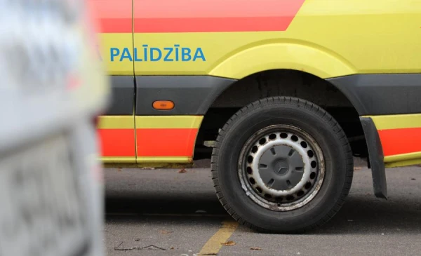 Uz Valmieras šosejas tumsā nāvējoši sabraukts gājējs