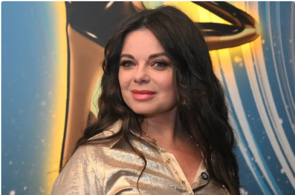 Natasha Koroljova nolēma nopelnīt uz vecajiem plakātiem ar Nikolajevu