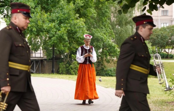 Nepietiekama cieņa ar žestu... «Vienotība» piedāvā pastiprināt sodus par necieņu pret valsts valodu