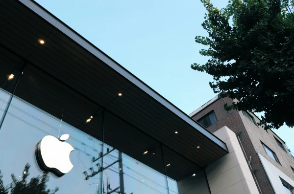 Apple pārcēlusi saliekamā iPhone izlaišanu