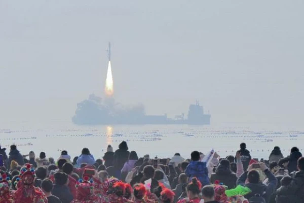 Ķīna palaida jaunu zemu orbītu satelītu partiju