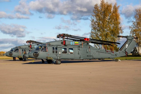 Lietuva saņēma no ASV pirmos kaujas helikopterus Black Hawk