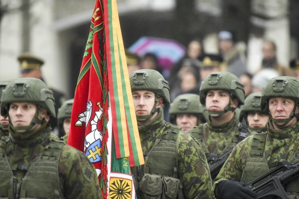 «Ar bruģakmeni nekarojam»: skandāls Lietuvā – trūkst naudas armijai