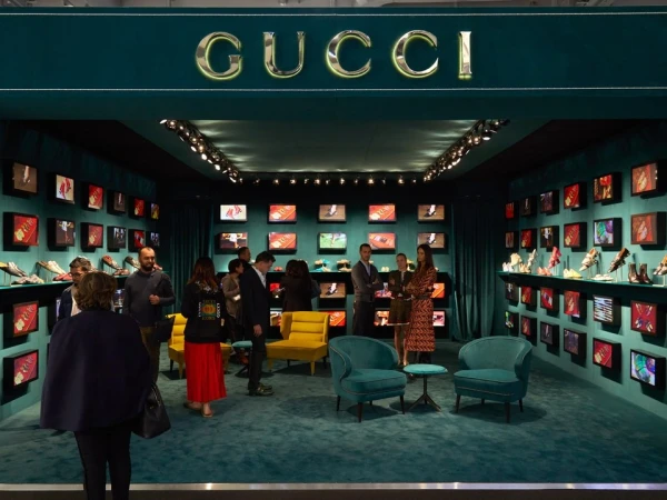 Gucci īpašnieks pārdevis savu kosmētikas biznesu par 4,6 miljardiem eiro
