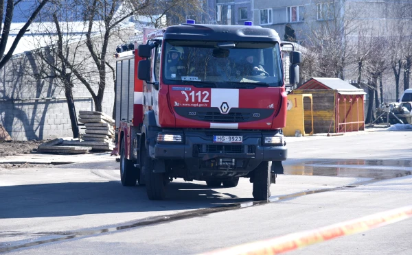 Vecmīlgrāvī, degot kuģa ģeneratora telpai, cietuši pieci cilvēki