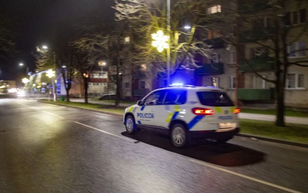 Pusaudzis ar vecāku automašīnu bēdzis no policijas ar 235 km/h lielu ātrumu