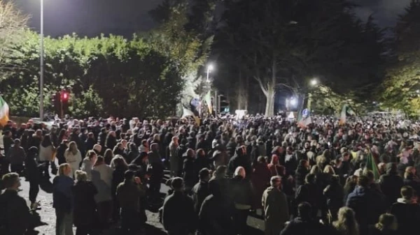 Dublinas pievārtē izceļas policijas sadursmes ar protestētājiem
