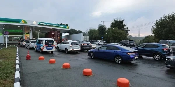 Очереди на заправках выводят водителей из себя.