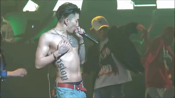 Skandalozā «gola ballīte» Korejā: labdarības vakars W Korea pārvērtās šovā