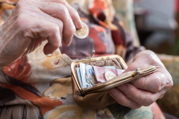 Latvijas pensionārs saņem četras reizes vairāk nekā ukraiņu vai albāņu