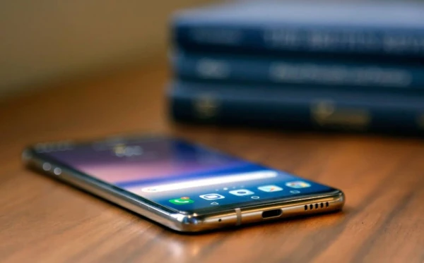 Kāpēc nevajadzētu likt telefonu ekrānu uz augšu: 4 pārliecinoši iemesli