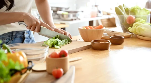 Šie 4 kulinārijas ieradumi var novest pie saindēšanās ar pārtiku