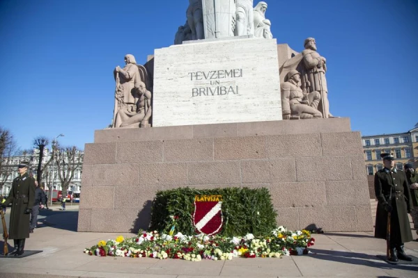 Tie ir, tad nav! Goda sargu grafiks pie Brīvības pieminekļa mulsina