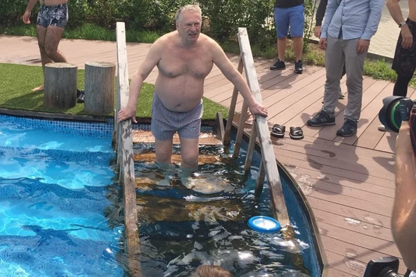 Этот политик постоянно опускался все ниже и ниже.