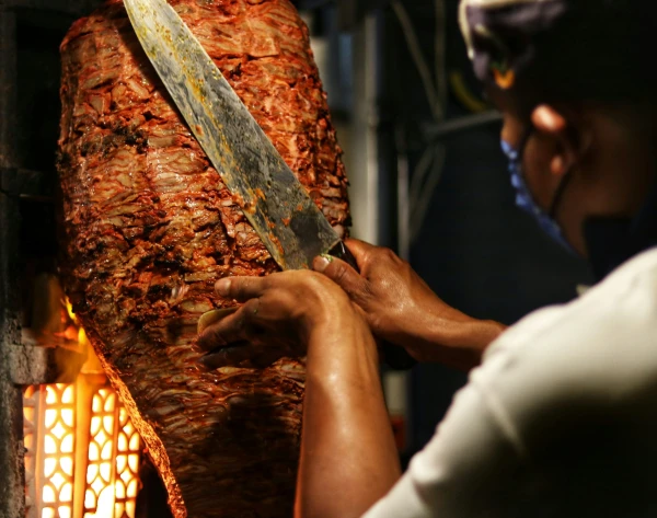 Zinātnieki atklājuši katrā kebabā glāzi tauku