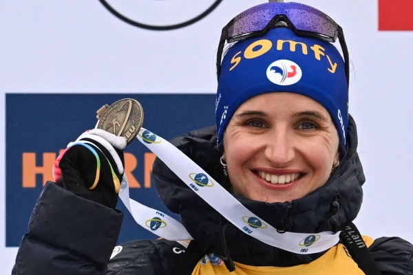 Desmitkārtējā pasaules čempione un 2022. gada OI sudraba medaļniece biatlonā Žūlija Simona notiesāta uz trim mēnešiem cietumā par zādzību