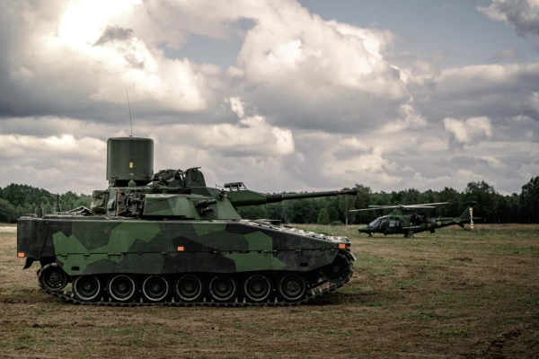 Zviedrija nākamgad Latvijā plāno izvietot bataljonu, lai notriektu Krievijas helikopterus