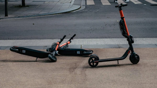 Četri gājēji un elektriskā skūtera vadītājs cietuši ceļu satiksmes negadījumā