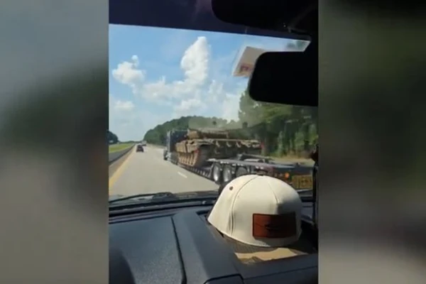 Padomju tanks pamanīts ceļā ASV