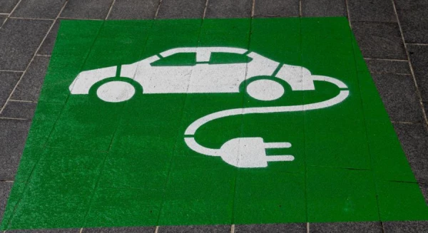 Elektromobiļu uzplaukums pārvērties haosā Rīgas stāvvietās