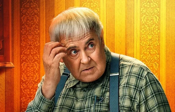 Никто и не подумает, что этот дедушка сосет кровь.