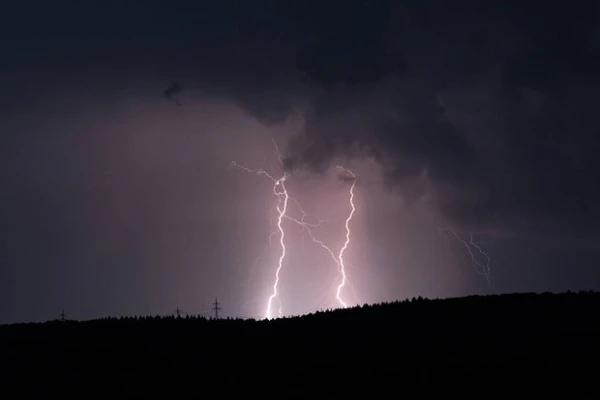 Zibens trāpīja diviem vīriešiem, kas fotografēja