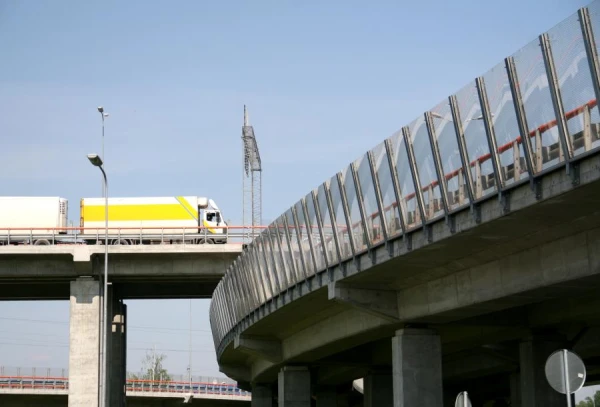 Rīgā uz Dienvidu tilta samazinās atļauto braukšanas ātrumu