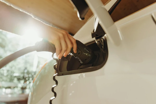 Aprakstīta negaidīta elektrisko automobiļu bīstamība
