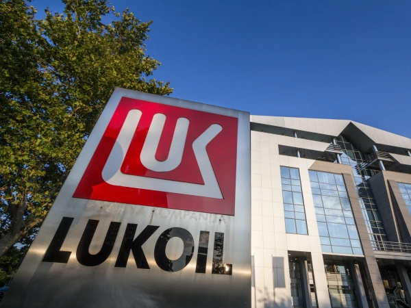 «Lukoil» pārdos aktīvus ārvalstīs ASV noteikto sankciju dēļ
